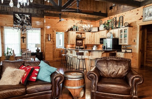 New Braunfels Cabina | Two Cozy Cabins Located on 65 Acres – A Peaceful Ranch Escape
