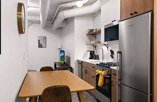 Warehouse District Apartamento | TWO CozySuites NLG - Modern condo 01 and 11