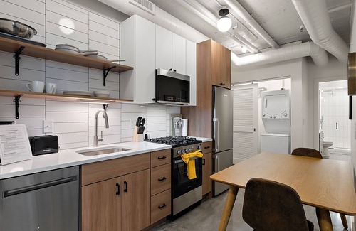Warehouse District Apartamento | TWO CozySuites NLG - Modern condo 01 and 11