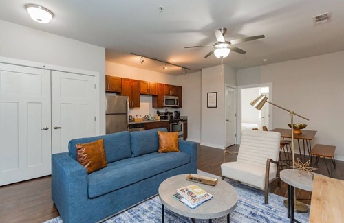 Music Row Apartamento | TWO Cozysuites Stylish Music Row Condos w Parking