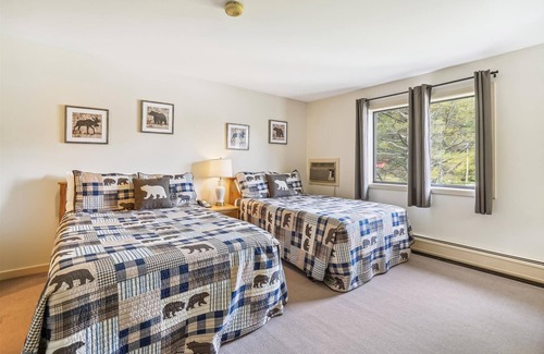 West Bridgewater Hotel | Two Double bed Hotel Room with outdoor heated pool 216