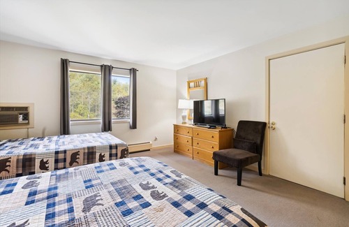 West Bridgewater Hotel | Two Double bed Hotel Room with outdoor heated pool 216
