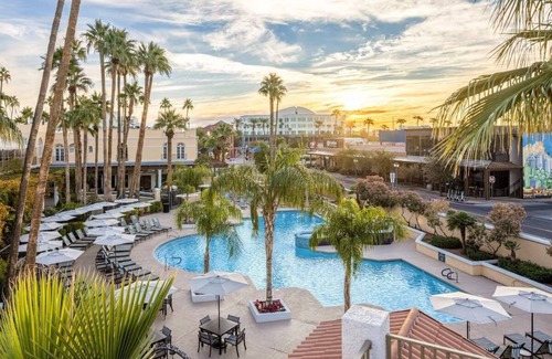Downtown Complejo | Two Elegant Units! Pool, Parking and Gym