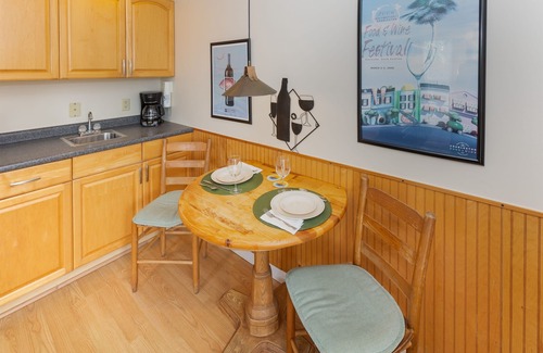 Isle of Palms Condominio | # 211 - Two-Eleven @ The Ocean Inn, un favorito de los huéspedes en la parte superior de las escaleras