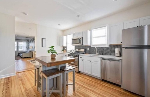 Lower Vailsburg Apartamento | Two floor Urban Oasis: King Bed Near NYC Train
