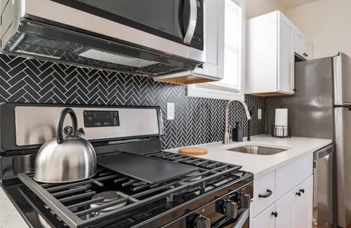Lower Vailsburg Apartamento | Two floor Urban Oasis: King Bed Near NYC Train