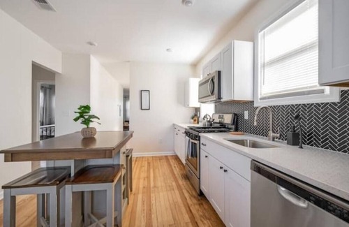 Lower Vailsburg Apartamento | Two floor Urban Oasis: King Bed Near NYC Train