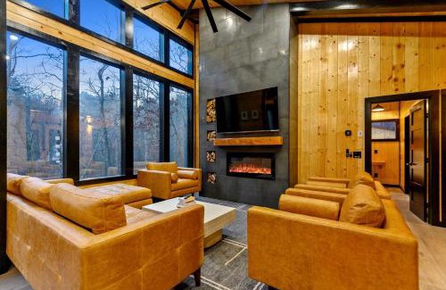 Broken Bow Casa | Two Gorgeous Cabins with Basketball Court in Broken Bow, Oklahoma