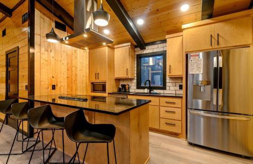 Broken Bow Casa | Two Gorgeous Cabins with Basketball Court in Broken Bow, Oklahoma