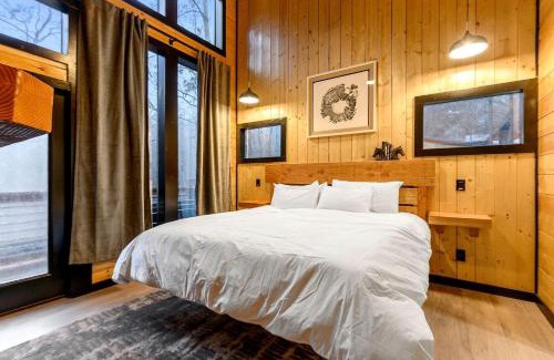 Broken Bow Casa | Two Gorgeous Cabins with Basketball Court in Broken Bow, Oklahoma