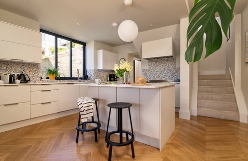 Dartmouth Chalet De Esquí | Two Guns - Stylish town house with stunning views