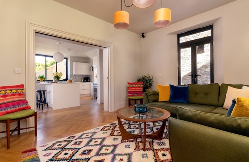 Dartmouth Chalet De Esquí | Two Guns - Stylish town house with stunning views