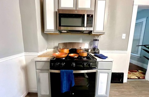 Niagara Falls Casa | Two Homes, 5 Min to Falls, Sleeps 20, 4 Min Apart