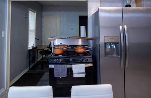Niagara Falls Casa | Two Homes, 5 Min to Falls, Sleeps 20, 4 Min Apart