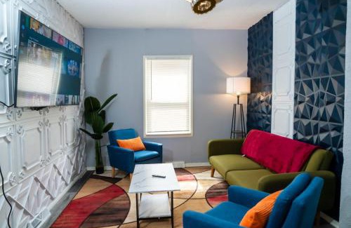 Niagara Falls Casa | Two Homes, 5 Min to Falls, Sleeps 20, 4 Min Apart