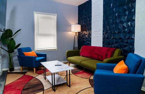Niagara Falls Casa | Two Homes, 5 Min to Falls, Sleeps 20, 4 Min Apart