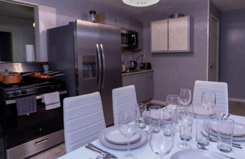 Niagara Falls Casa | Two Homes, 5 Min to Falls, Sleeps 20, 4 Min Apart