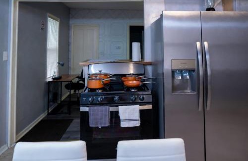 Niagara Falls Casa | Two Homes, 5 Min to Falls, Sleeps 20, 4 Min Apart