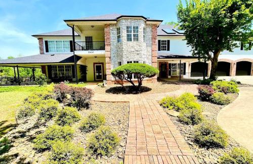 Fayetteville Casa | Two houses 7 bedrooms 3 King beds 7400 sq ft