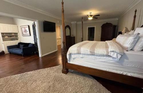 Fayetteville Casa | Two houses 7 bedrooms 3 King beds 7400 sq ft