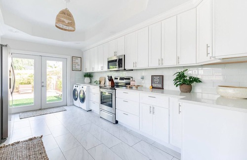 Parker Ridge Cabaña | Two Houses KING BEDS Close to Airport, Golf Course, Zoo, Downtown and Beaches