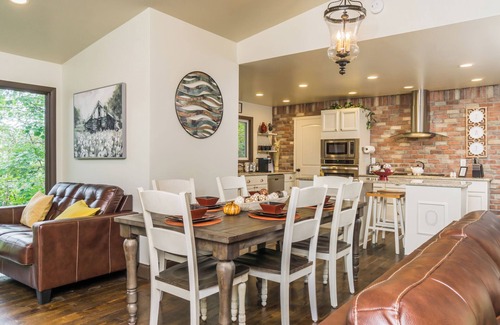 Dahlonega Casa | Two Houses-Minutes to Downtown/HotTub/Dog-Friendly/2-Bedroom/2-bath!
