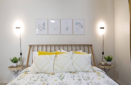 Caldwell Casa | TWO Houses NEXT DOOR! 6bed/4bath Sleeps 16 total!