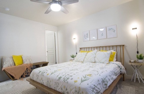 Caldwell Casa | TWO Houses NEXT DOOR! 6bed/4bath Sleeps 16 total!