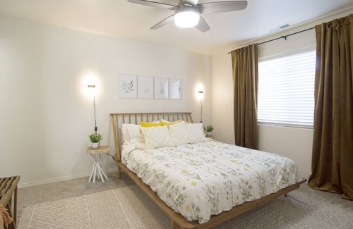 Caldwell Casa | TWO Houses NEXT DOOR! 6bed/4bath Sleeps 16 total!