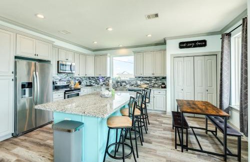 San Luis Casa | Two Huge Decks & Sandy Sea Views
