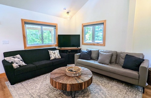 McKellar Cabaña | Two-in-One Cottage w/ 777ft Waterfront - Pets✔️
