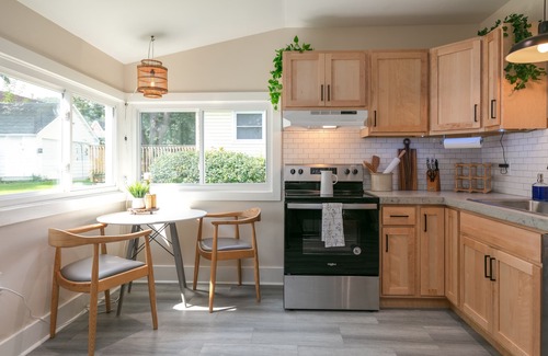 Watkins Glen Casa | TWO king bedrooms! Walk to EVERYTHING! (lake,hiking,bars,shopping)