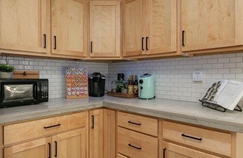 Watkins Glen Casa | TWO king bedrooms! Walk to EVERYTHING! (lake,hiking,bars,shopping)