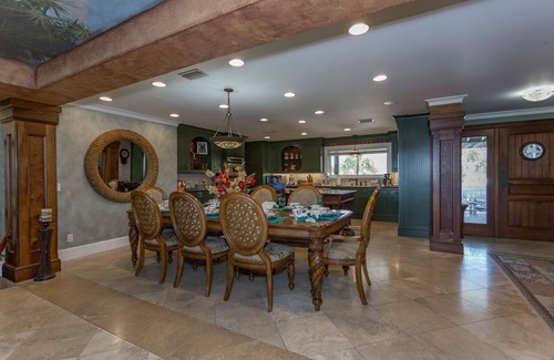 Villa Primera Casa | Dos cocinas, dos salas de estar, cinco camas, cuatro baños y sala de juegos.