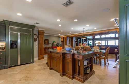 Villa Primera Casa | Dos cocinas, dos salas de estar, cinco camas, cuatro baños y sala de juegos.