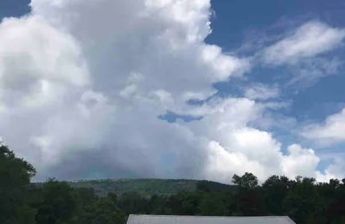 Flintstone Cabina | Two lane country roads near Lookout Mountain Big Living in the Little House