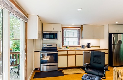Seal Harbor Cabaña | ¡NUEVO LISTADO! Condominio de dos niveles con patio, parrilla de gas, hoguera y apto para perros.