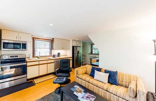 Seal Harbor Cabaña | ¡NUEVO LISTADO! Condominio de dos niveles con patio, parrilla de gas, hoguera y apto para perros.