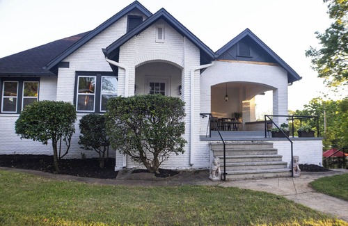 Birmingham Casa | Two levels of entertainment!