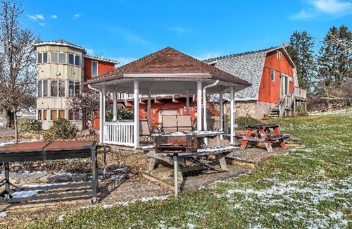 Clarks Summit Apartamento | Two Master Bedroom Suite at The Red Barn Village