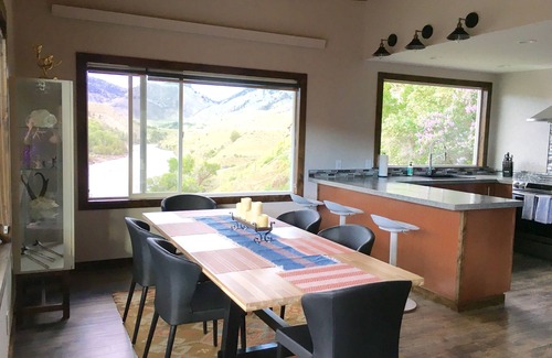 Gardiner Casa | A dos minutos del parque Yellowstone con acceso privado al río, 30 pies. Deck y BBQ.