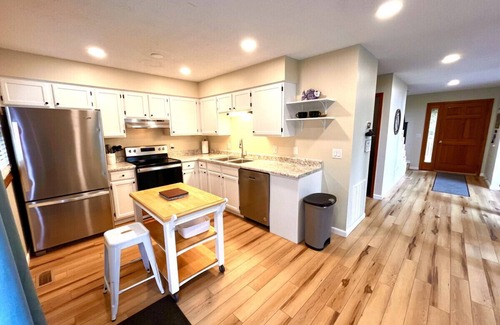La Follette Cabina | Two neighboring homes to accommodate 35+ guests