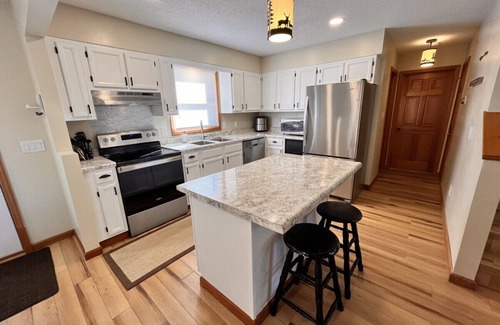 La Follette Cabina | Two neighboring homes to accommodate 35+ guests