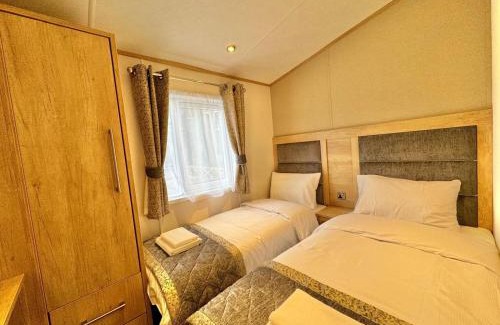 Fence Cabina | Two Neighbouring Luxury Lodges