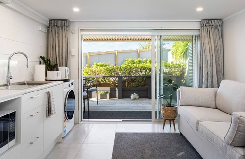 Waihi Beach Casa | Two Palms - Waihi Beach Holiday Apartment