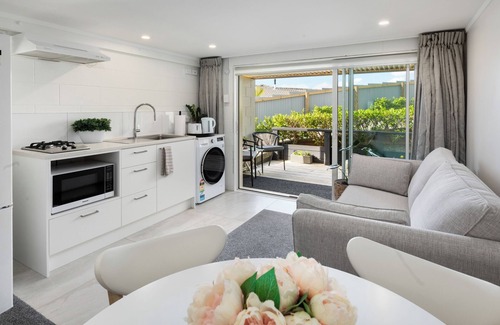 Waihi Beach Casa | Two Palms - Waihi Beach Holiday Apartment