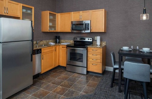 Arts/Warehouse District Hotel | TWO Pet-friendly Suites with Free Breakfast, Near New Orleans Jazz Museum!