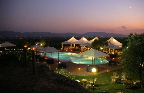 Santomato Apartamento | Two-room apartment for 5 "Fattoria CasalBosco" an ancient medieval village surrounded by greenery