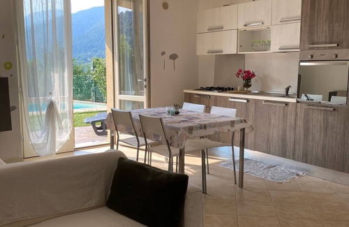 Entratico Casa | Apartamento de dos habitaciones en villa con jardín privado.