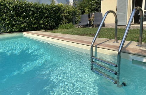 Entratico Casa | Apartamento de dos habitaciones en villa con jardín privado.